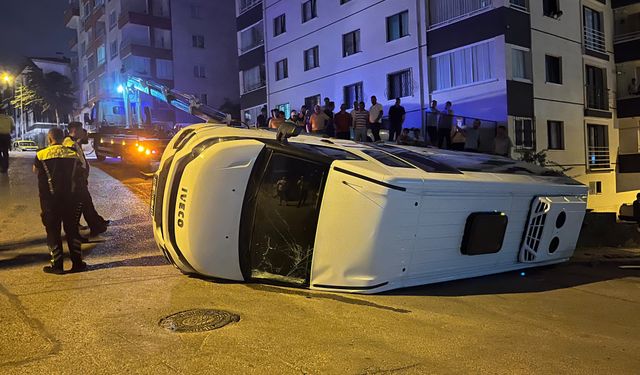 Ankara’da servis aracı devrildi