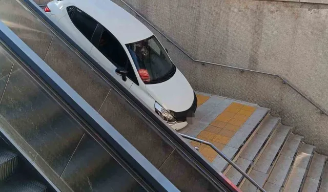 Ankara'nın merkezinde şok olay: Araç metro istasyonuna uçtu!