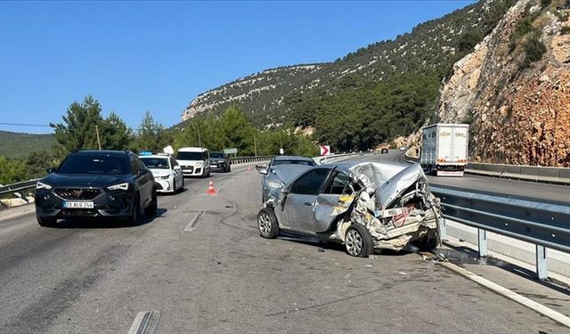 Antalya'da üç araç birbirine girdi: 1 kişi öldü, 1 kişi yaralandı!