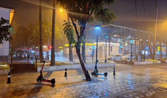 Antalya'da sağanak ve fırtına etkili oldu