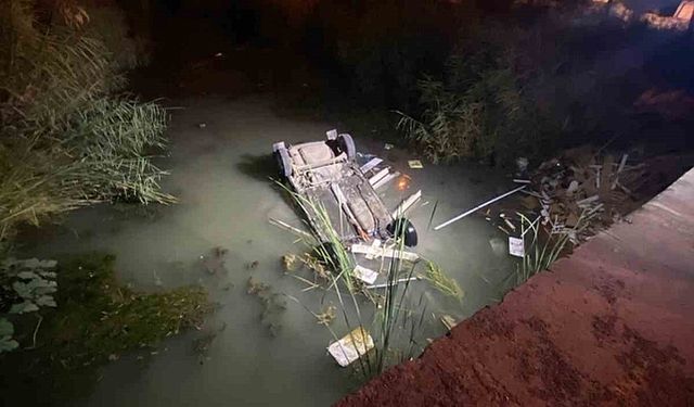 Antalya'da direksiyon hakimiyetini kaybeden otomobil kanala uçtu: 1 ölü, 4 yaralı!