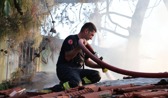 Antalya'da gecekondu yandı; kundaklama iddiası