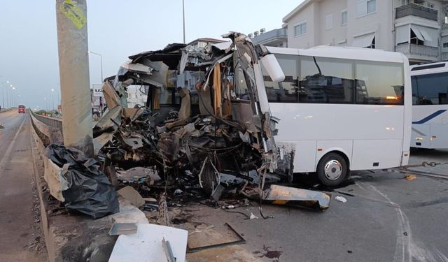 Antalya'da turistleri taşıyan tur midibüsü kaza yaptı: Çok sayıda yaralı var!