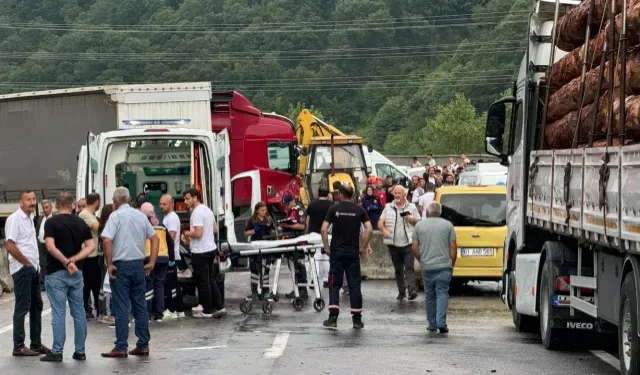 Sakarya'da 4 araç karıştı: Anne ve çocuğu itfaiye kurtardı!