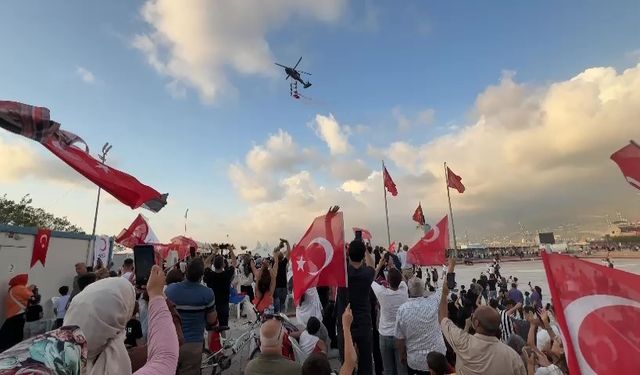 Çelik kanatlardan İskenderun körfezinde mest eden gösteri