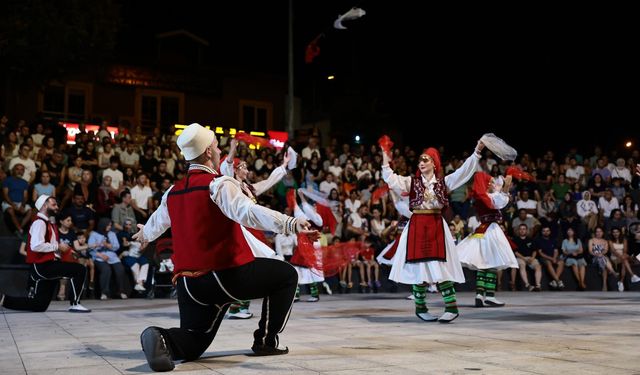 Denizli Büyükşehir Belediyesi Halk Dansları Festivali büyük bir coşkuyla devam ediyor!