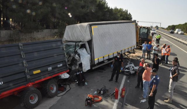 Edirne'de dehşet! Kamyonet, buğday yüklü römorka arkadan çarptı: 3 ölü, 1 yaralı