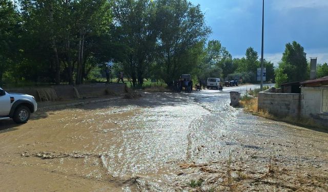 Erzincan'da sel felaketi: Çağlayan Beldesi sular altında!