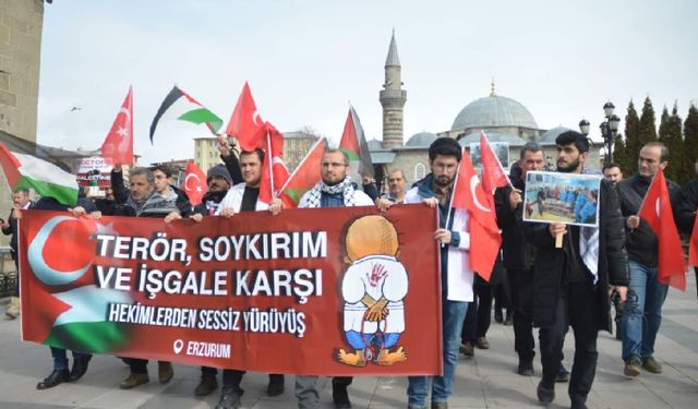 33 haftadır İsrail’in Gazze’ye saldırılarını protesto etmek için sağlıkçılar sessiz yürüyüş gerçekleştiriyor