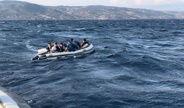 22 düzensiz göçmen bu kez Çanakkale açıklarında yakalandı