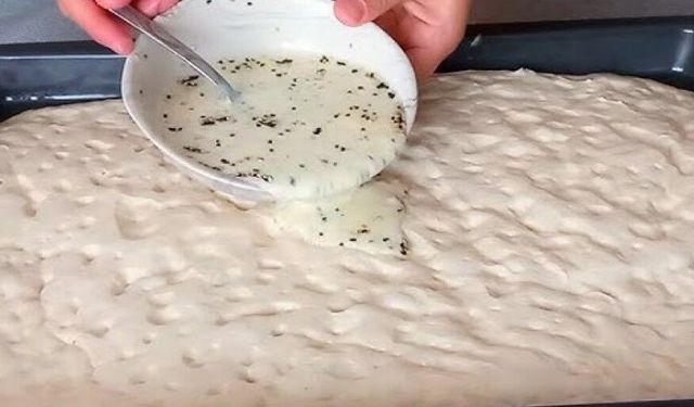 Hamuru saatlerce bekletmeyin! Çelik kaşık yöntemiyle dakikalar içinde kabarıyor