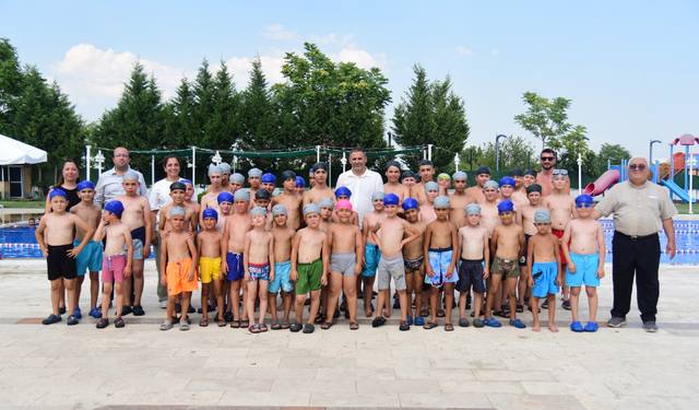 Yunusemre'de yaz eğlencesi heyecanla başladı: Yüzme kursları açıldı!