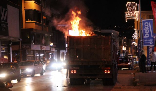 Kamyonun kasasındaki çöpler cadde ortasında alev aldı