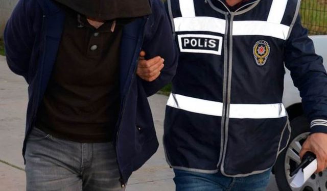 Kaçan araçta 2 şüpheli yakalandı: Polis telsizi ve yeleği bulundu