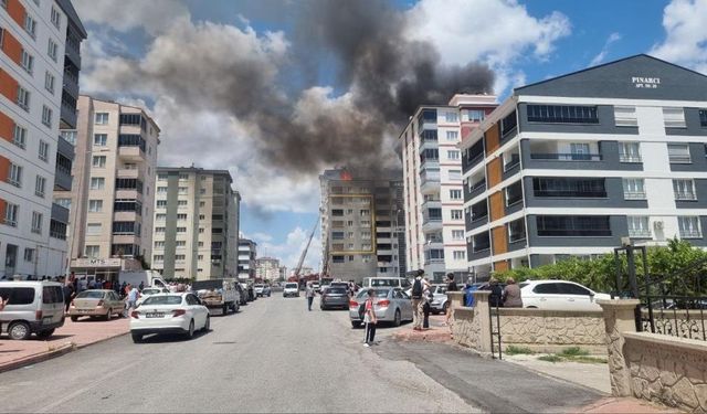 Kayseri'de dehşet anları kamerada: 8 katlı binanın çatısı alev alev yandı!