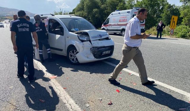 Malatya’da hafif ticari araç ve otomobil kafa kafaya çarpıştı: 1 yaralı!