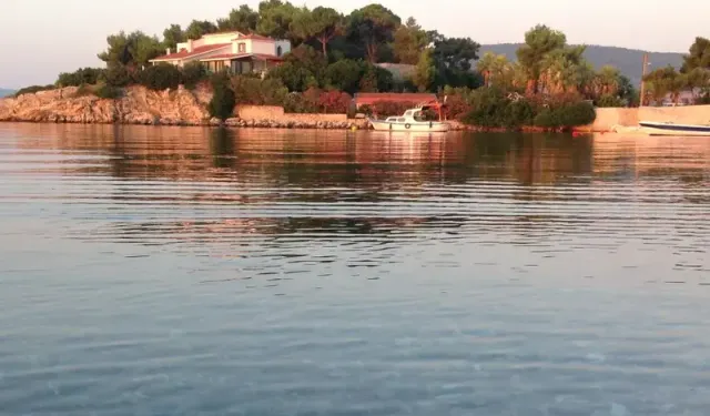 İzmir'de turkuaz suların sakladığı koy görenleri şaşırtıyor