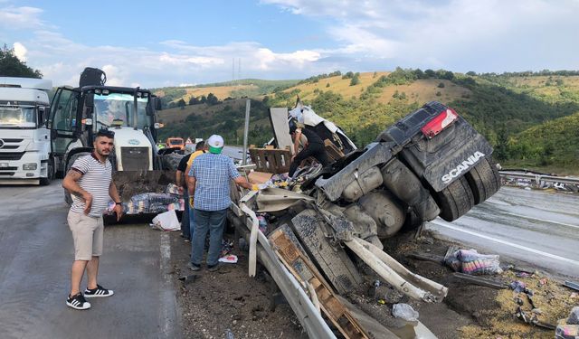 Samsun'da makarna yüklü tır devrildi