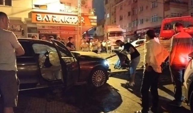 Sultanbeyli'de ters yönde ilerleyen otomobil seyir halindeki araca çarptı: 2 yaralı
