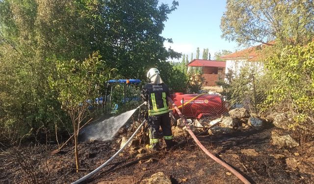 Muğla Büyükşehir Belediyesi'nin yangın tankerleri Milas ve Seydikemer'de yangınları önledi