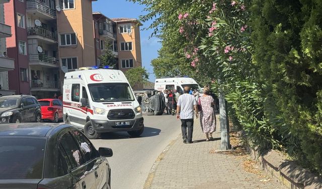 Zonguldak’ta otomobil, ambulansa çarparak takla attı: 1’i çocuk 2 yaralı!