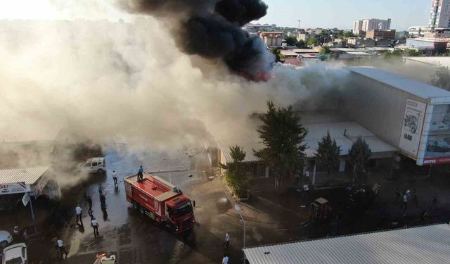 Diyarbakır'da sanayi sitesi alev alev: Yangın sürüyor!