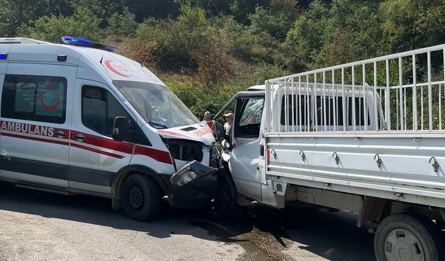 Bursa'da 2 ambulans ve kamyonet çarpıştı: 7 yaralı