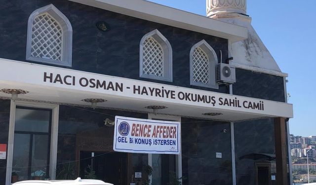 Bursa'da camii girişinde ilginç afiş: "Bence affeder, gel bir konuş istersen"