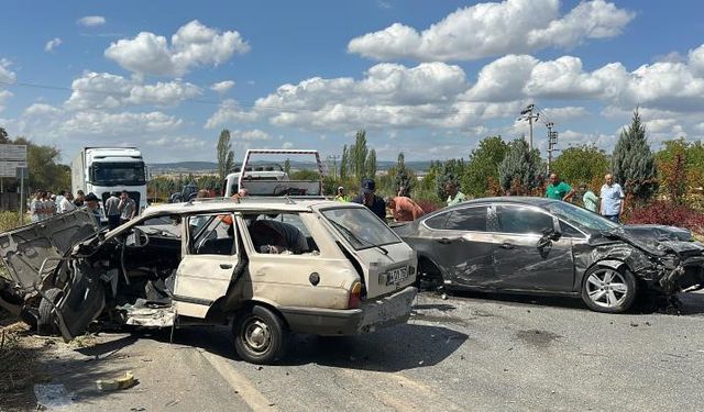 Uşak’ta iki otomobil kafa kafaya çarpıştı: 1 ölü, 4 yaralı!