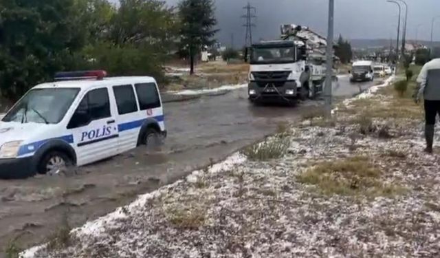 Domaniç’te aniden bastıran dolu, pazarcı esnafını zor durumda bıraktı