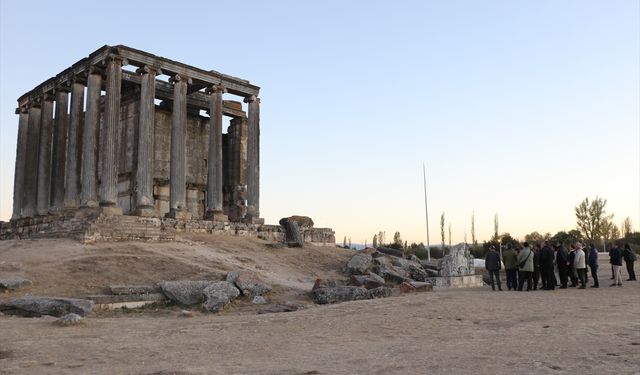 Aizanoi Antik Kenti gece aydınlatmasıyla ziyaretçilere açıldı