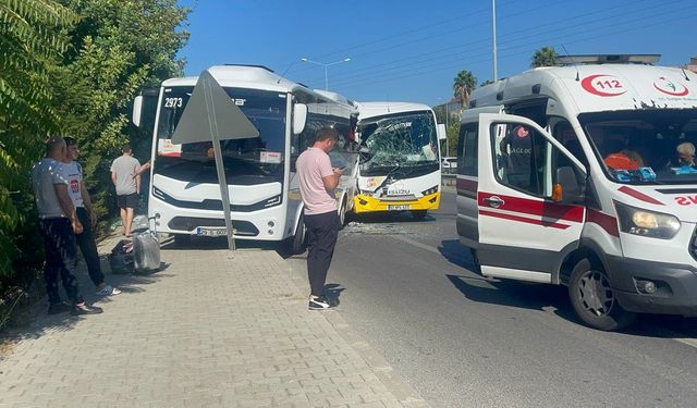 Antalya’da midibüsler çarpıştı: 12 yaralı!