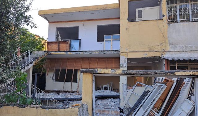 Hasarlı evin balkonu çöktü: 2 kişi altında kalarak hayatını kaybetti!