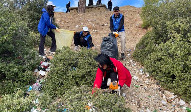 Kavşit Yaylası'nda ormandaki çöpler temizlendi