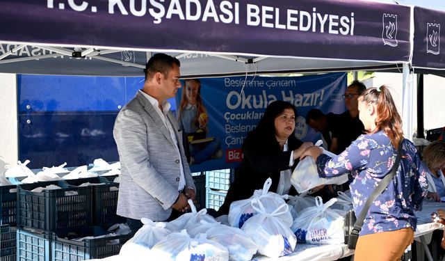 Kuşadası Belediyesi'nin beslenme çantası desteği başladı