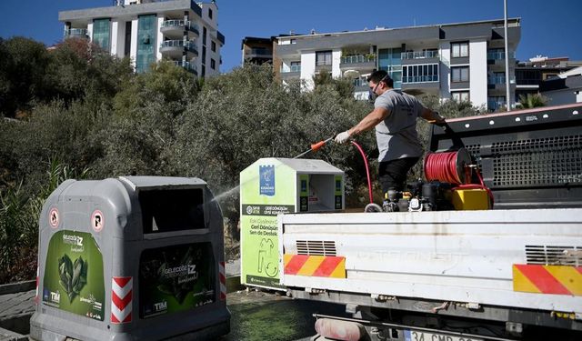 Kuşadası Belediyesi, haşerelere karşı ilaçlama çalışmalarını aralıksız sürdürüyor