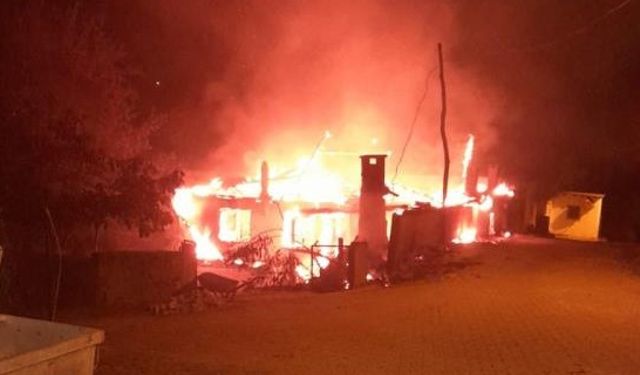 Çanakkale'de muhtara ait ev alevlere teslim oldu: Yangını gören anne fenalaştı!