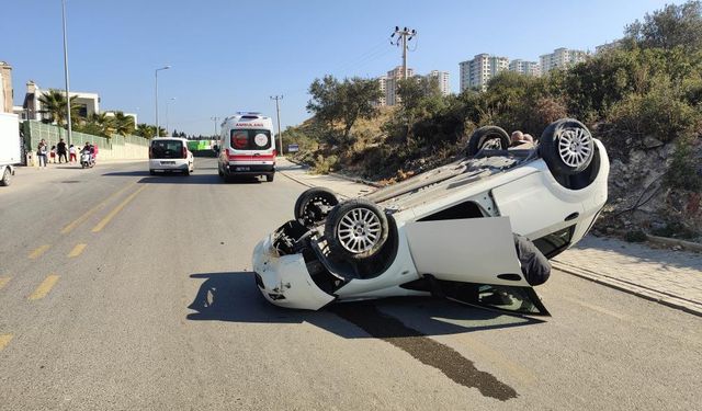 Kuşadası'nda seyir halindeki otomobil takla attı!