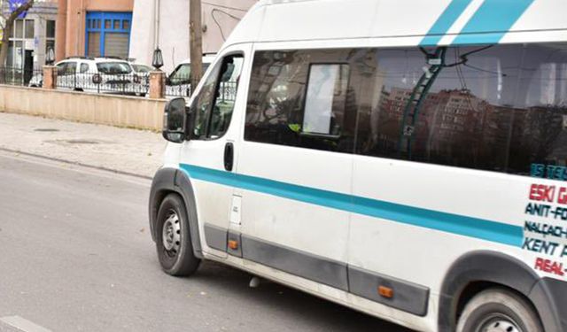 Afyonkarahisar’da minibüs geri manevra yaparken iki yolcu aracın altında kaldı: O anlar kamerada