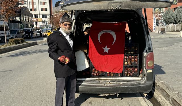 Denizli’den Hakkari’ye destek: Elmacı Dede, askerlere 1 ton elma getirdi