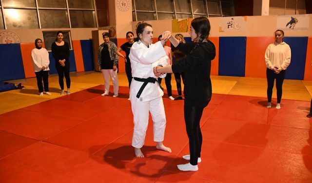 Balıkesir’de kadınlar, judo eğitimlerine başladı