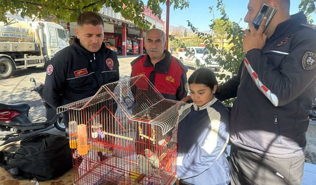 Yangında kuşları ölen küçük kıza itfaiye ekiplerinden anlamlı jest