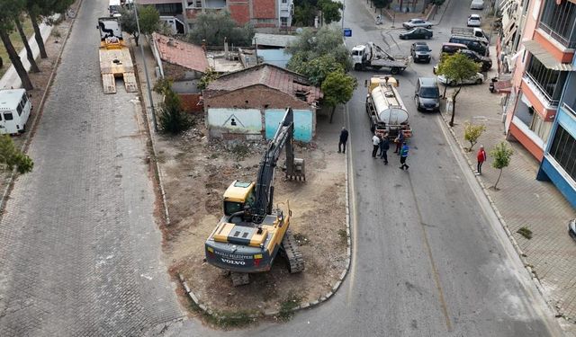 Nazilli'de görüntü kirliliğine son: Metruk binanın yıkımı başladı