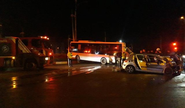 Halk otobüsü araba ile çarpıştı: 1 kişi hayatını kaybetti