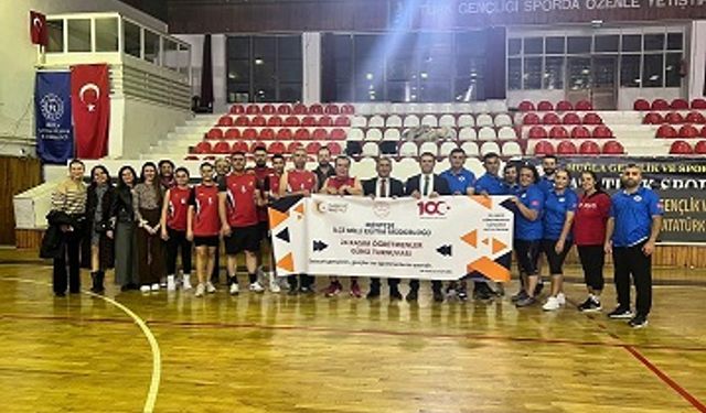 Geleneksel Öğretmenler Günü voleybol turnuvası başladı