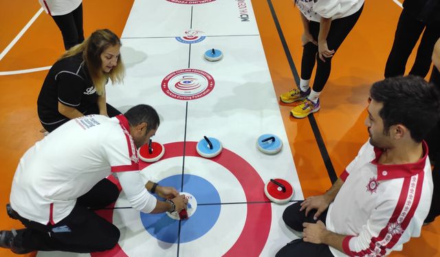 Köyceğiz’de öğretmenler Floorcurling turnuvasında yarıştı