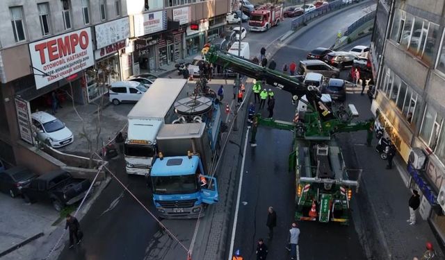 Güngören'de 2 kamyon çukura düştü: Cadde araç trafiğine kapatıldı!