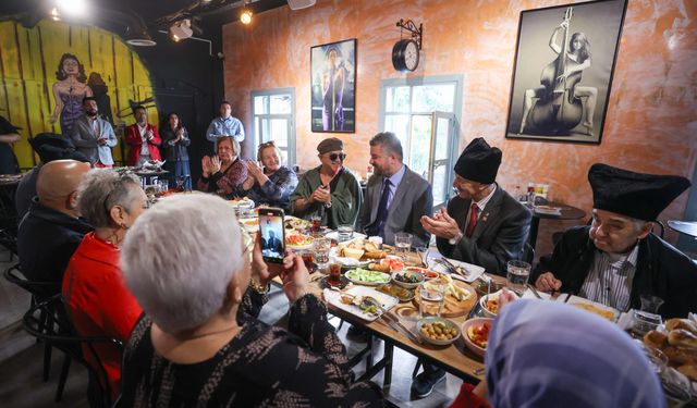 Buca'da ikinci baharını yaşayan çiftlere İzmir turu!