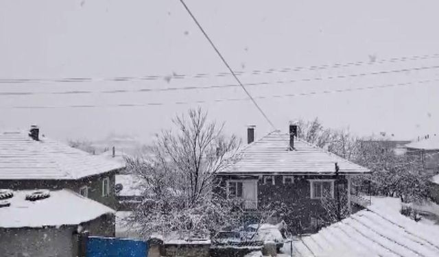 Dinar’da kar yağışı etkili oluyor: Ekipler ulaşım için çaba harcıyor!