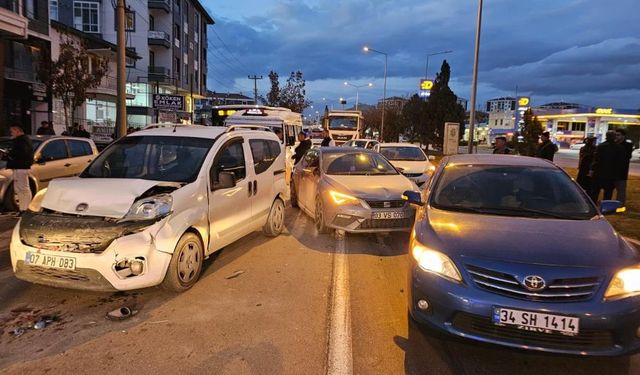 Afyonkarahisar'da şehir içi minibüs ve 4 araç çarpıştı: 7 yaralı!